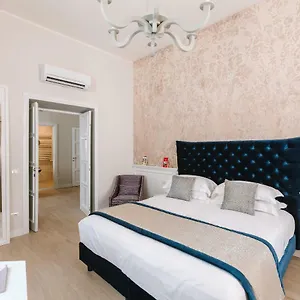 rhea-silvia-luxury-navona.it-romehotels.com/